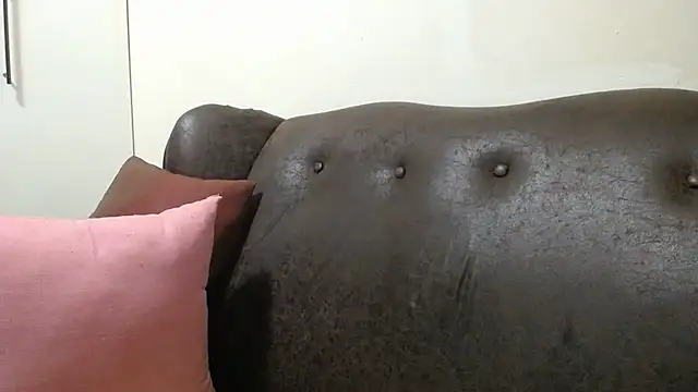 Snapshot of bustylaura4u chatting on February 15, 2:47 am bustylaura4u online show from February 15, 2:47 am