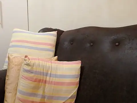 Snapshot of bustylaura4u chatting on October 25, 3:51 pm bustylaura4u online show from October 25, 3:51 pm