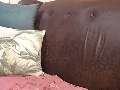 Snapshot of bustylaura4u chatting on November 29, 8:17 am bustylaura4u online show from November 29, 8:17 am