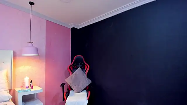 Snapshot of SkylerBloomm chatting on October 20, 3:18 am SkylerBloomm online show from October 20, 3:18 am