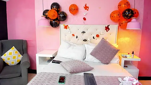 Snapshot of SkylerBloomm chatting on October 23, 2:44 am SkylerBloomm online show from October 23, 2:44 am