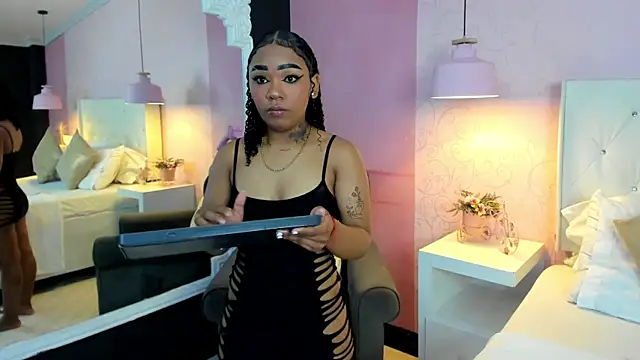 Snapshot of SkylerBloomm chatting on November 30, 2:04 am SkylerBloomm online show from November 30, 2:04 am