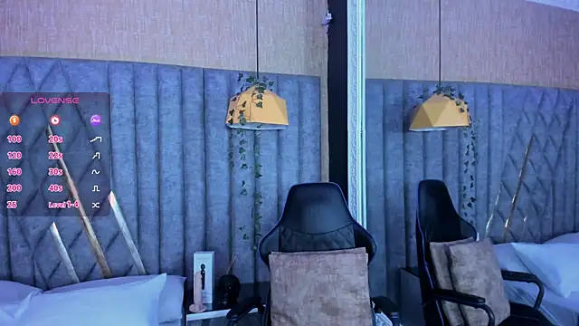 SkylerBloomm online show from April 13, 3:23 am