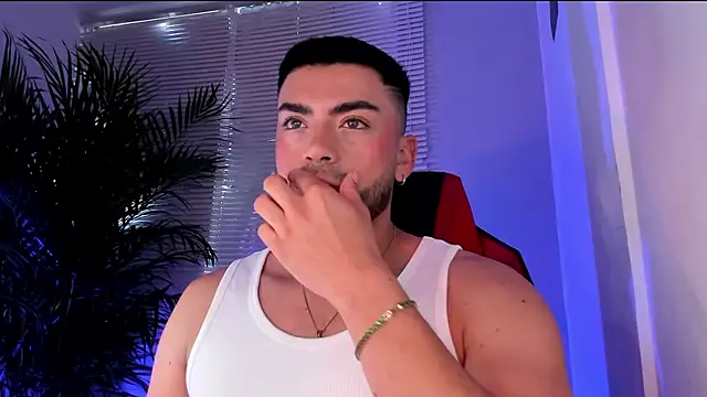 Snapshot of Alexander_Diiaz chatting on October 15, 1:00 pm Alexander Diiaz online show from October 15, 1:00 pm