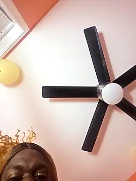 Cocoaversace302 online show from January 18, 2:37 am