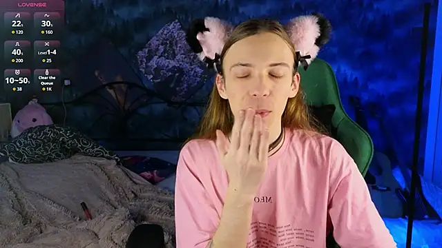 Snapshot of artass2 chatting on November 13, 2:10 am artass2 online show from November 13, 2:10 am