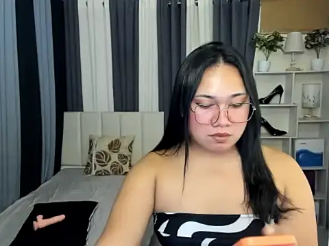 Snapshot of TsUncutKaren chatting on February 25, 6:06 pm TsUncutKaren online show from February 25, 6:06 pm