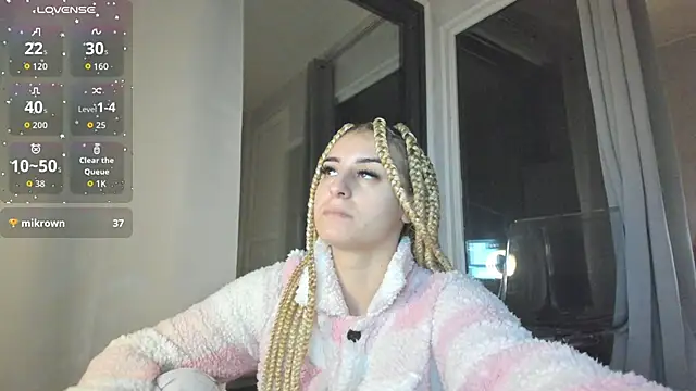 Snapshot of Ella_Vee chatting on October 29, 3:53 am Ella Vee online show from October 29, 3:53 am