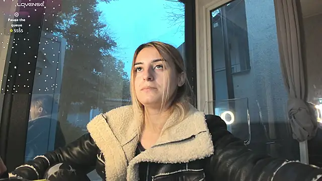 Snapshot of Ella_Vee chatting on November 23, 6:02 am Ella Vee online show from November 23, 6:02 am