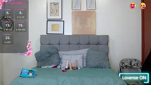  naomi s online show from April 15, 1:51 pm