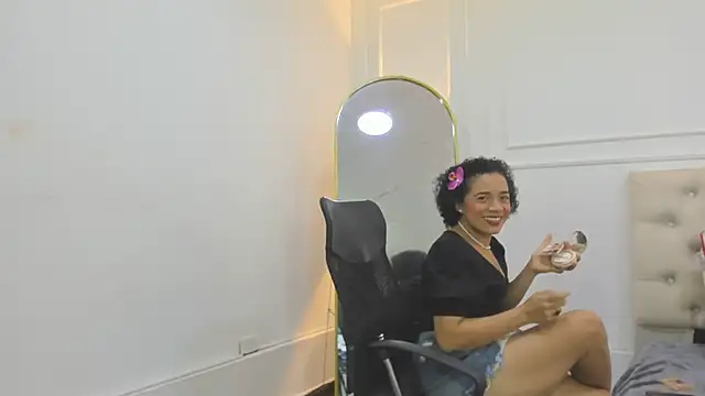 Snapshot of charlotte_dante212 chatting on January 15, 4:17 am charlotte dante212 online show from January 15, 4:17 am