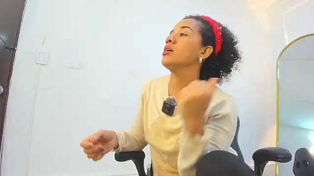 Snapshot of charlotte_dante212 chatting on February 5, 3:55 am charlotte dante212 online show from February 5, 3:55 am