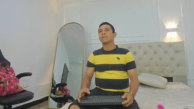 Snapshot of charlotte_dante212 chatting on February 9, 3:32 am charlotte dante212 online show from February 9, 3:32 am