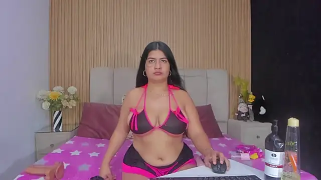 ZoeeGuzman online show from November 12, 7:13 pm