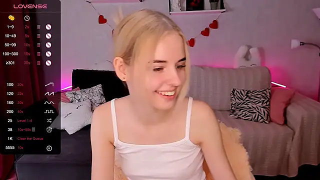 Snapshot of LillianShine chatting on December 5, 12:03 pm LillianShine online show from December 5, 12:03 pm