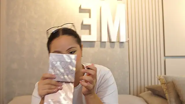 Tayler Kim online show from September 18, 4:42 pm