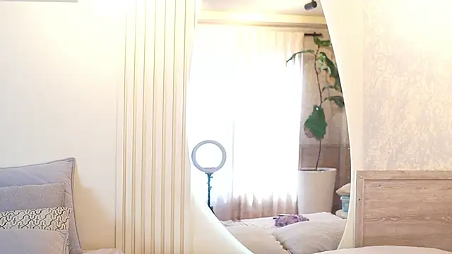 Tayler Kim online show from October 27, 7:07 pm