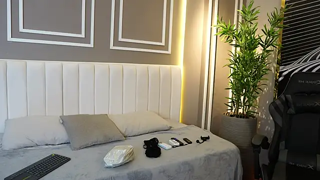 Tayler Kim online show from November 11, 6:30 pm