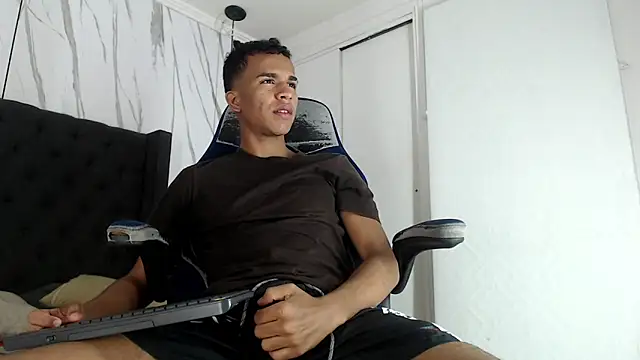 Snapshot of aston_xvera chatting on October 4, 4:10 am aston xvera online show from October 4, 4:10 am