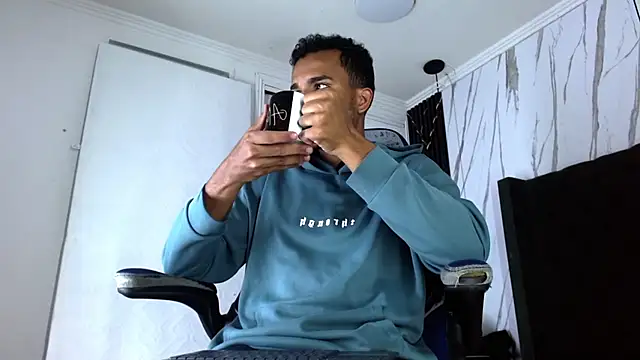 Snapshot of aston_xvera chatting on October 18, 3:31 am aston xvera online show from October 18, 3:31 am