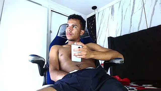 Snapshot of aston_xvera chatting on October 18, 3:35 pm aston xvera online show from October 18, 3:35 pm