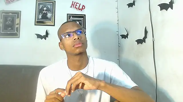 criss zuri online show from October 29, 11:45 am