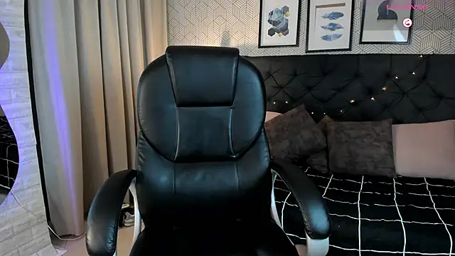 sophie  blare online show from March 17, 8:01 pm