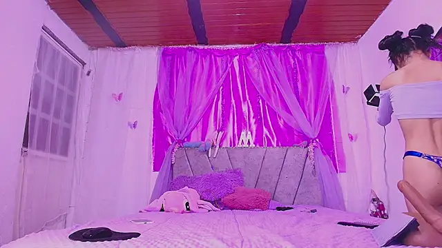 Snapshot of MeganRouss74 chatting on September 21, 10:39 am MeganRouss74 online show from September 21, 10:39 am