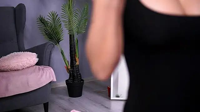 Snapshot of SarahMystique chatting on November 18, 4:44 pm SarahMystique online show from November 18, 4:44 pm