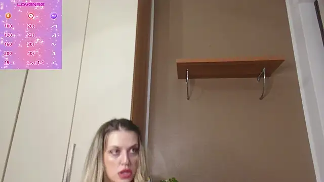 Snapshot of ScarletVerdi chatting on December 1, 8:52 am ScarletVerdi online show from December 1, 8:52 am