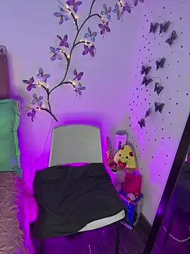 LindaWz  online show from April 10, 3:45 am