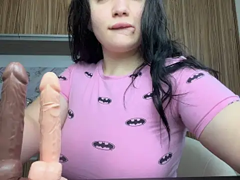 Snapshot of curvybombb chatting on November 9, 8:23 am curvybombb online show from November 9, 8:23 am