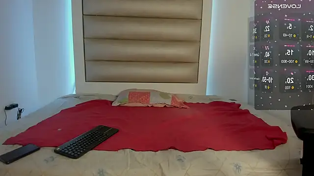 Snapshot of Luna_and_lindsy chatting on November 27, 1:02 pm Luna and lindsy online show from November 27, 1:02 pm