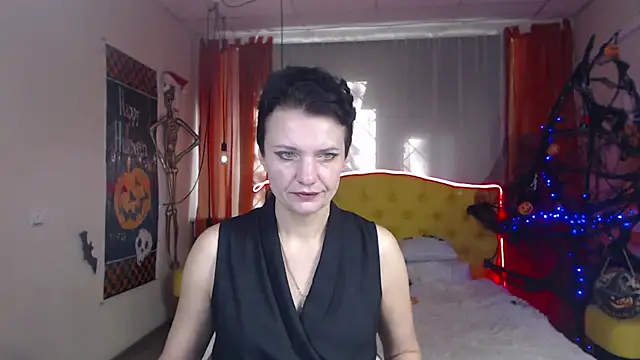 Snapshot of AvaSaturnian chatting on October 31, 11:44 am AvaSaturnian online show from October 31, 11:44 am