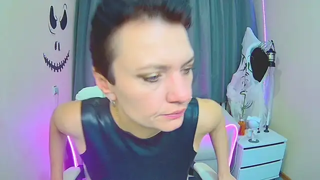 Snapshot of AvaSaturnian chatting on November 6, 7:31 am AvaSaturnian online show from November 6, 7:31 am