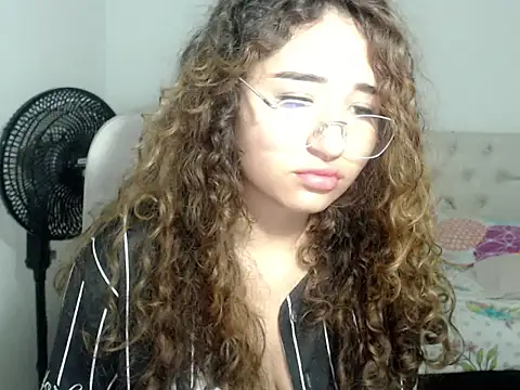 Snapshot of sasha_17_ chatting on October 7, 8:33 am sasha 17 online show from October 7, 8:33 am