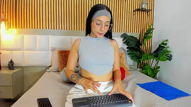 Snapshot of Roseaurora chatting on October 2, 12:23 pm Roseaurora online show from October 2, 12:23 pm