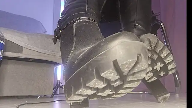 Snapshot of CruelSiren chatting on October 25, 10:04 pm CruelSiren online show from October 25, 10:04 pm