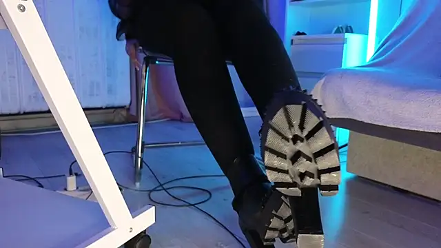 Snapshot of CruelSiren chatting on October 29, 8:21 pm CruelSiren online show from October 29, 8:21 pm