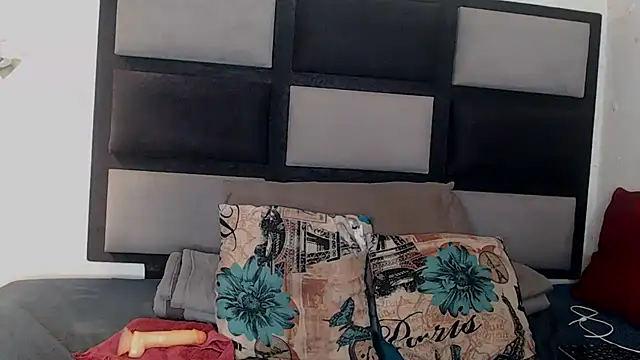 Snapshot of Freaky-boobs chatting on October 28, 9:57 am Freaky-boobs online show from October 28, 9:57 am