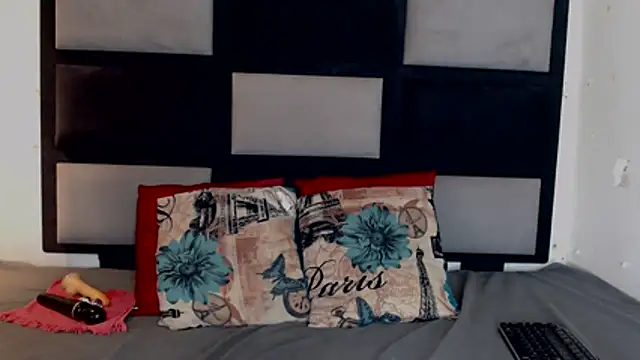 Snapshot of Freaky-boobs chatting on December 4, 11:52 am Freaky-boobs online show from December 4, 11:52 am