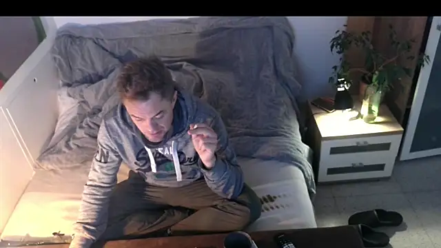 Snapshot of EdelHolz91 chatting on November 21, 1:10 pm EdelHolz91 online show from November 21, 1:10 pm