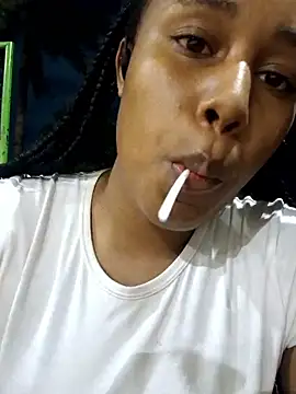 Snapshot of MoniqueMulberry chatting on December 15, 3:55 am MoniqueMulberry online show from December 15, 3:55 am