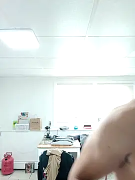 Snapshot of tripping385 chatting on September 27, 8:47 pm tripping385 online show from September 27, 8:47 pm