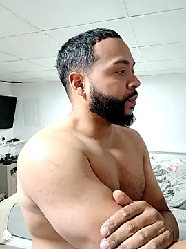 Snapshot of tripping385 chatting on November 18, 1:00 am tripping385 online show from November 18, 1:00 am