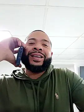 Snapshot of tripping385 chatting on November 24, 12:21 am tripping385 online show from November 24, 12:21 am