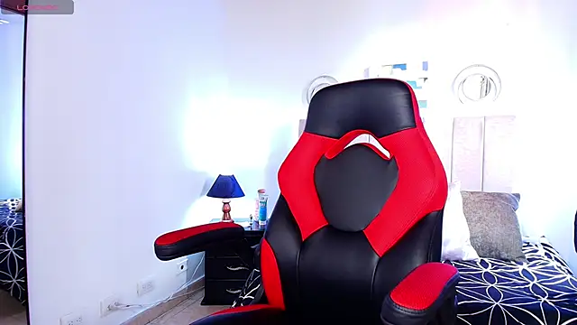 Snapshot of Naomi_Redd chatting on November 4, 7:35 pm Naomi Redd online show from November 4, 7:35 pm