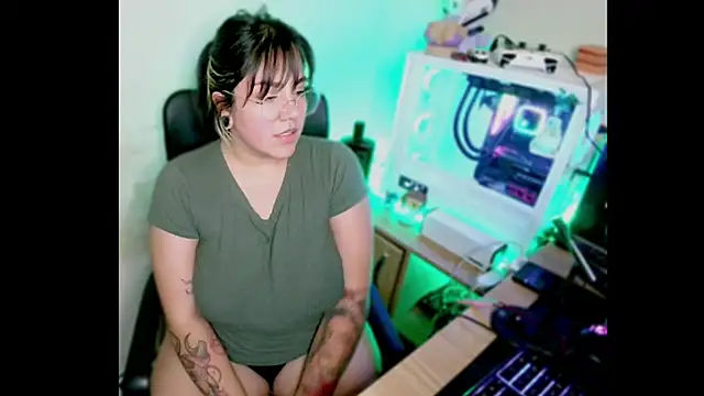 Snapshot of PinkDenial chatting on October 1, 2:50 am PinkDenial online show from October 1, 2:50 am