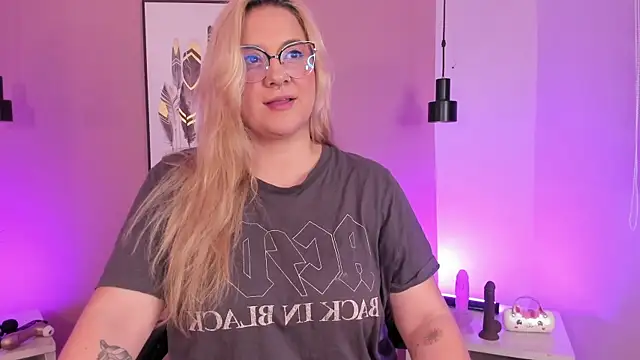 Snapshot of hollie_joliie chatting on October 17, 12:08 pm hollie joliie online show from October 17, 12:08 pm