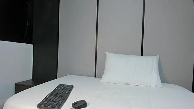 Snapshot of allie_bruce chatting on October 30, 2:51 pm allie bruce online show from October 30, 2:51 pm